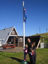 Saga L�f, �g�st og Aron Vi�ar vi� flaggst�ngina � Skar�seyri � 17. j�n�