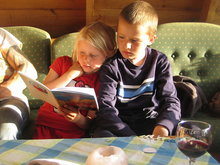 Fr�ndsystkynin Saga og Aron � b�sta�num hj� �mmu