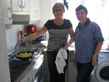 �g og Carmen a� elda tortilla patatas
