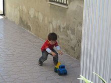 Adolfo, barnabarn Ferm�n a� leika vi� D�dda me� b�linn